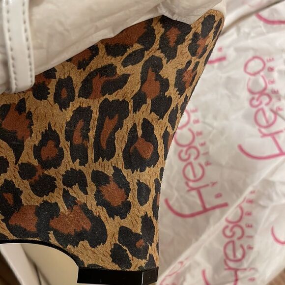 FRESCO BY PIERRE WHITE WITH GOLD STUDS, LEOPARD WEDGE SANDALS. NEW - Picture 9 of 9
